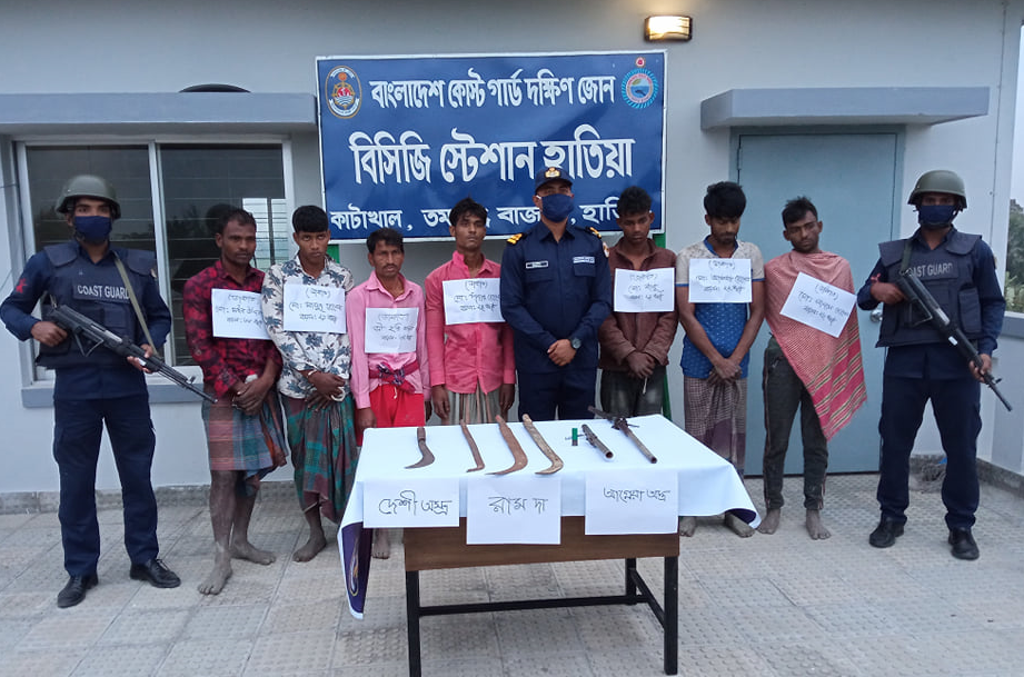 হাতিয়ায় অবৈধ অস্ত্রসহ ৭ ডাকাতকে আটক করেছে কোস্ট গার্ড