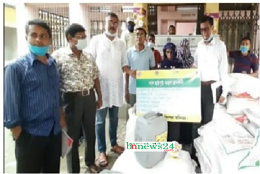 চৌগাছায় গো খামারিদের মাঝে বিনা মূল্যে উপকরণ বিতরণ