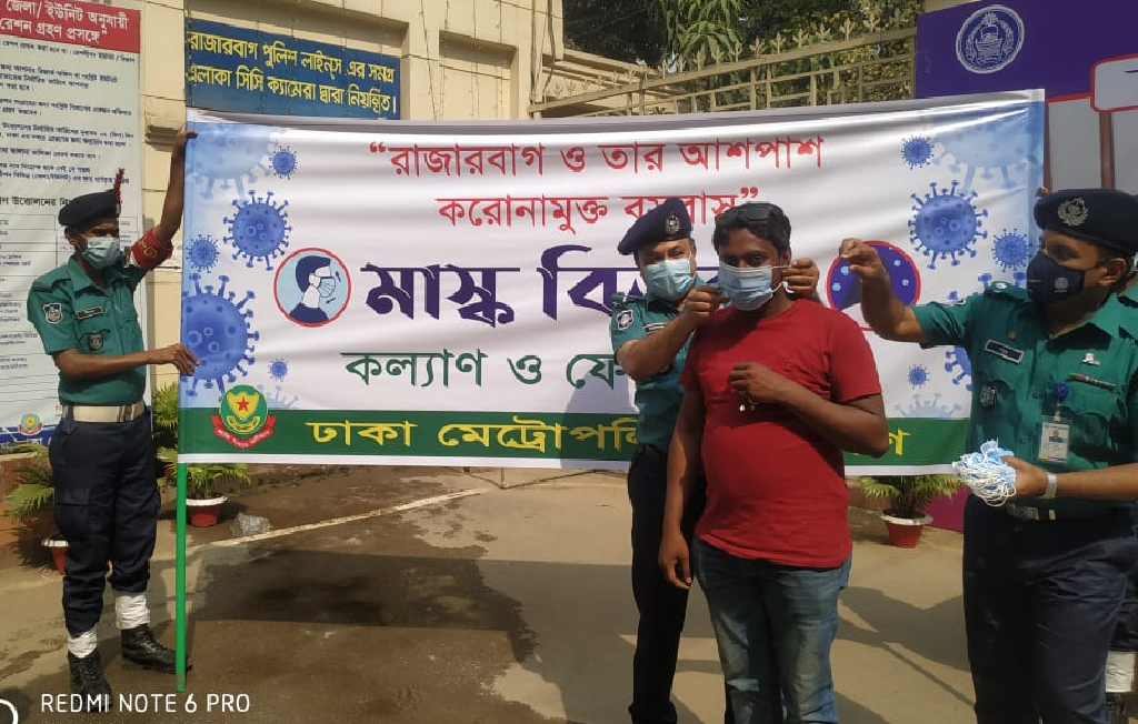 রাজারবাগে ডিসি মোয়াজ্জেম ও এডিসি গোলাম সবুরের নেতৃত্বে মাক্স বিতরণ