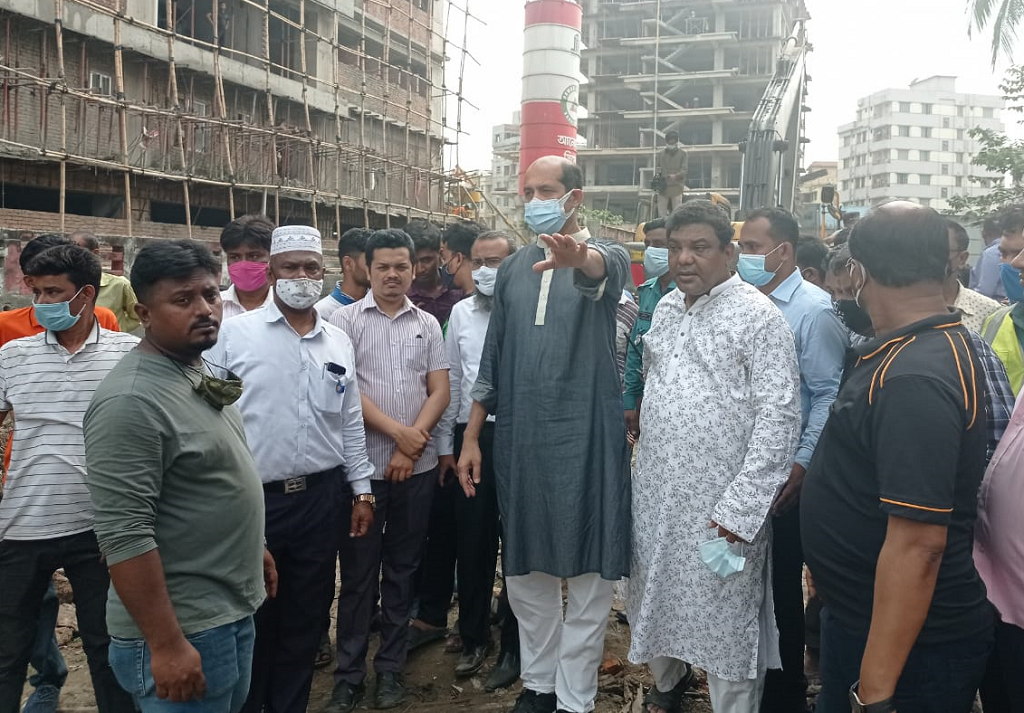 গাড়ি থেকে নেমে ভেঙ্গে ফেলার নির্দেশ মেয়র'এর