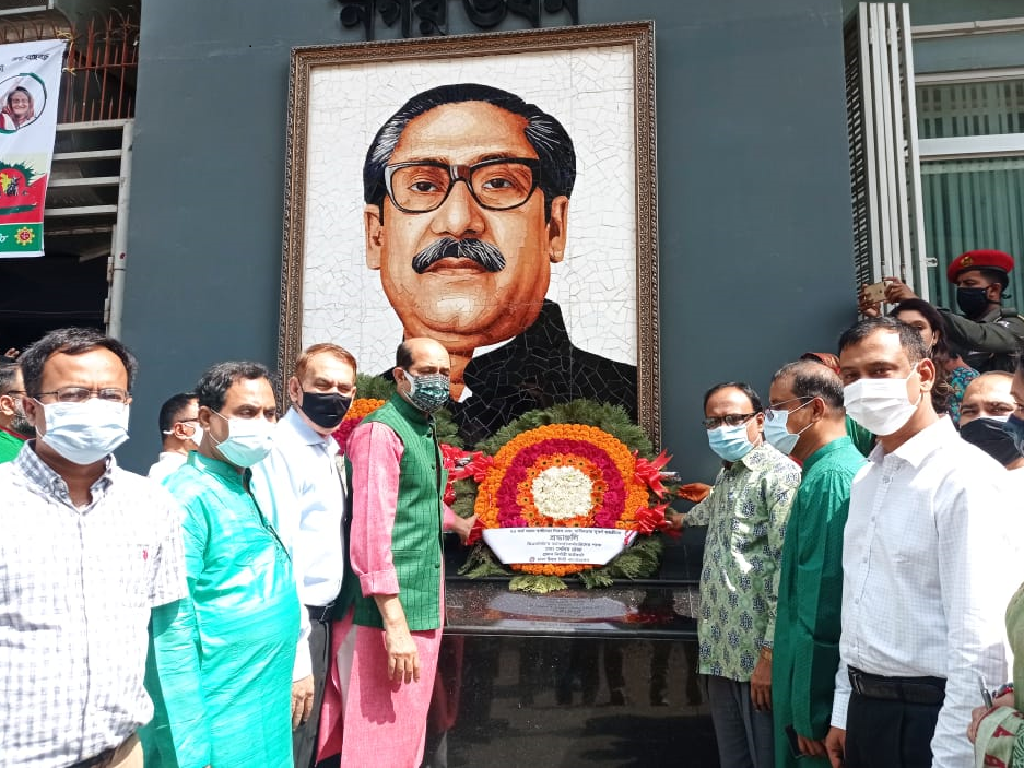 বঙ্গবন্ধুর প্রতিকৃতিতে ডিএনসিসি মেয়রের শ্রদ্ধাঞ্জলি