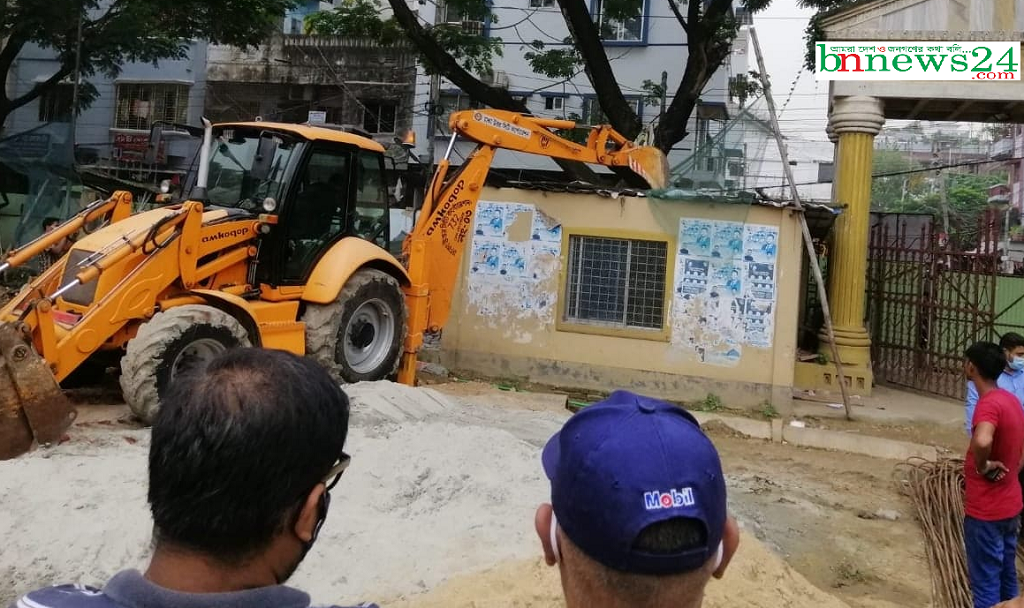 ডিএনসিসির পার্ক ও খেলার মাঠ থেকে অবৈধ দখল উচ্ছেদে অভিযান