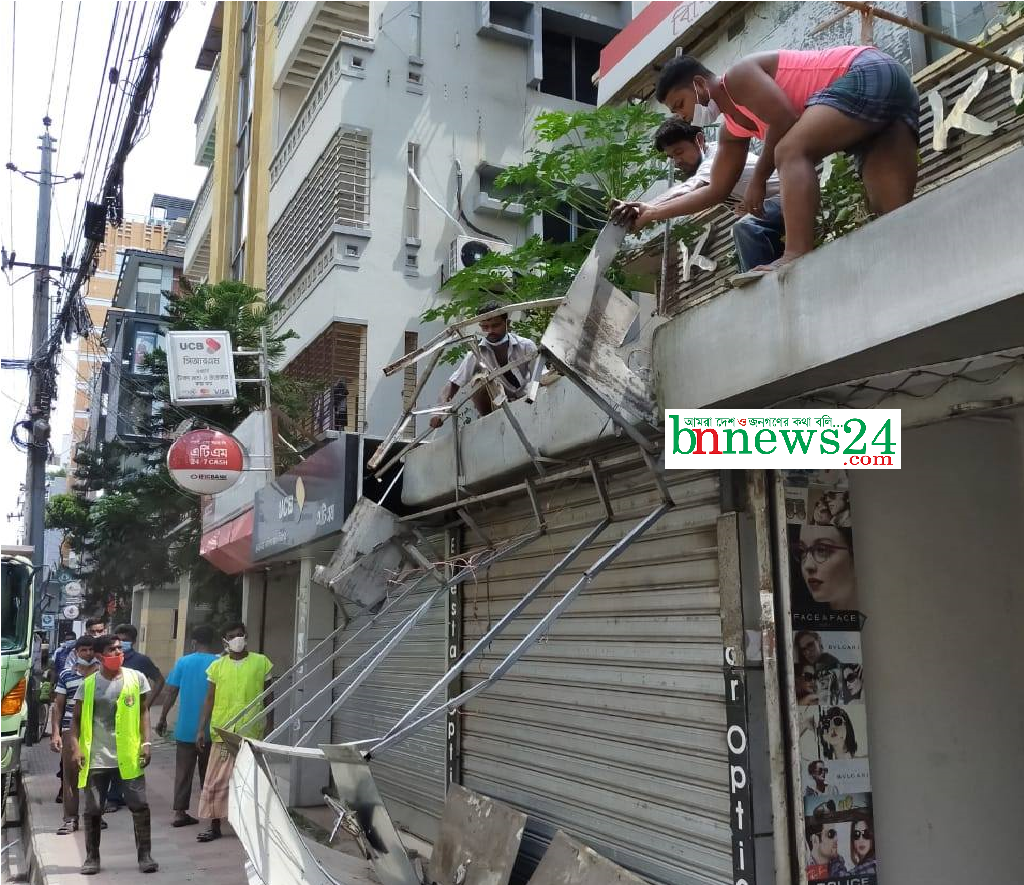 রাজধানী থেকে আরো ৬০০ সাইনবোর্ড উচ্ছেদ করল ডিএনসিসি