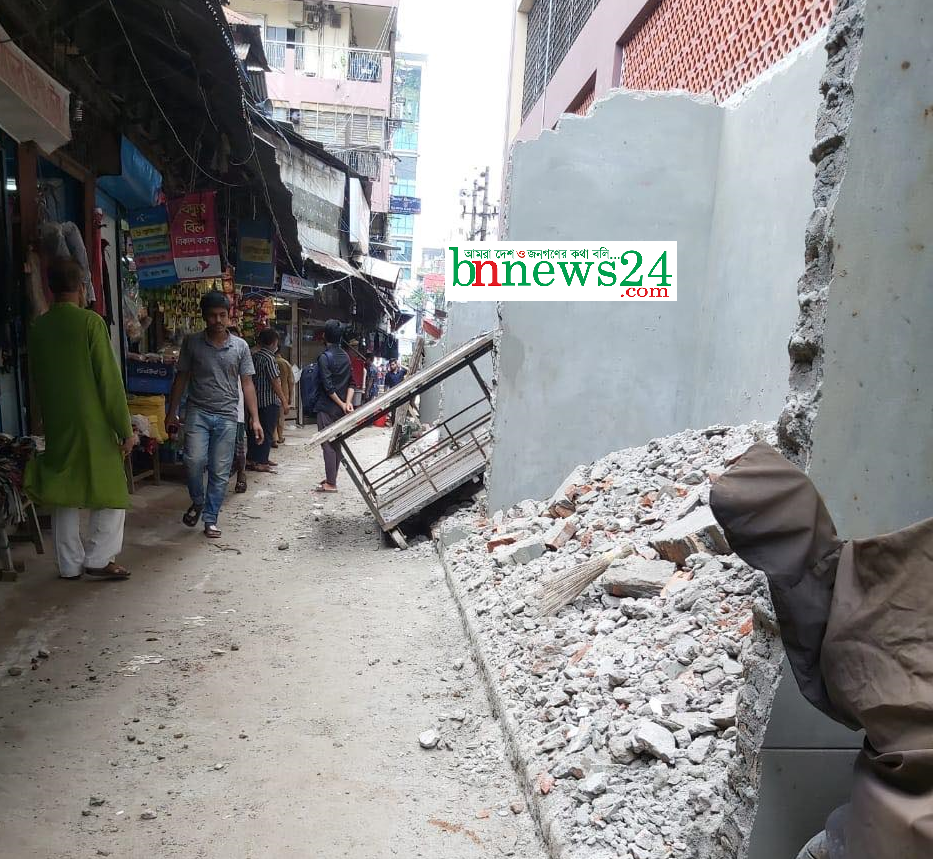 মেয়রের নির্দেশে দখলদারেরাই উচ্ছেদ করলো নিজেদের অবৈধ দোকান