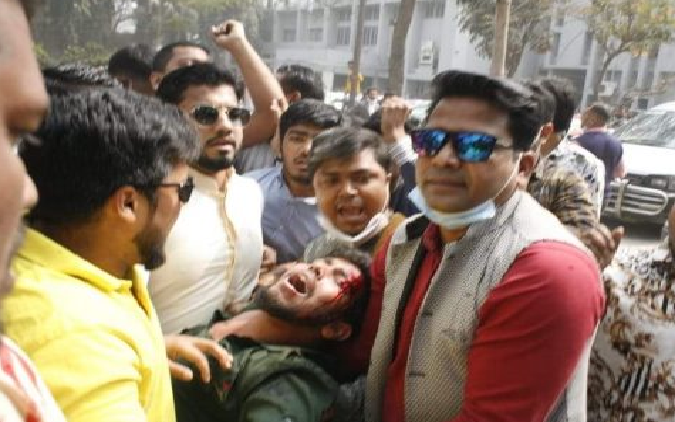 রক্তাক্ত ছাত্রদল নেতাকে ছিনিয়ে নিলেন ইশরাক!