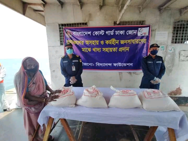 কর্মহীনদের মাঝে কোস্ট গার্ড-বিদ্যানন্দ ফাউন্ডেশনের ত্রাণ বিতরণ