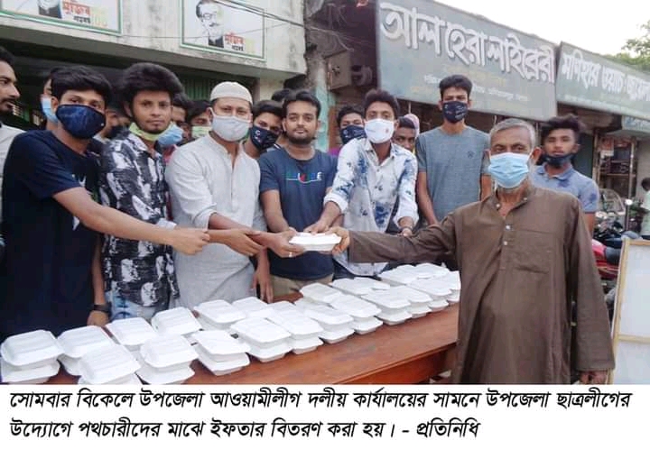 মণিরামপুর উপজেলা ছাত্রলীগের উদ্যোগে পথচারিদের মাঝে ইফতার বিতরন