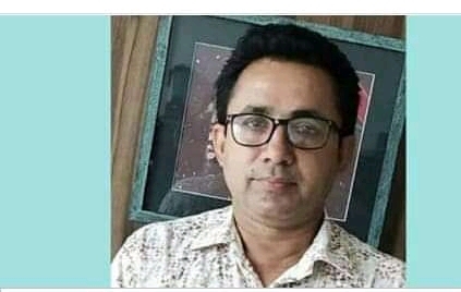 অশ্রুসিক্ত নয়নে প্রিয় শিক্ষককে শেষ বিদায় জানালেন শিক্ষার্থীরা