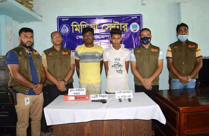 বেনাপোলে অস্ত্র-গুলি ও ম্যাগজিনসহ দুই অস্ত্র ব্যবসায়ী আটক