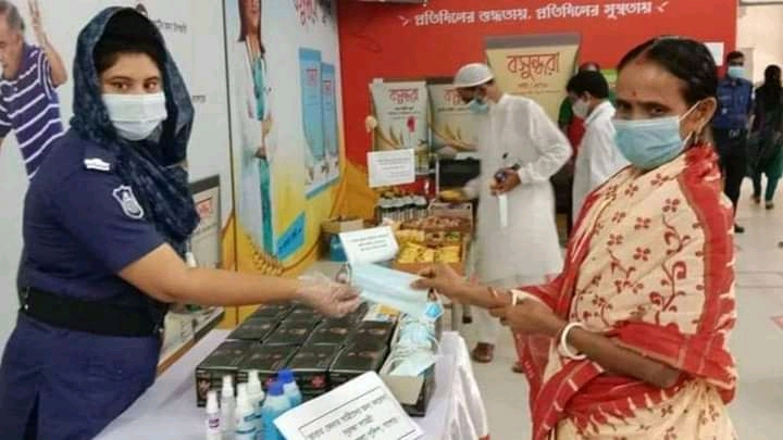 বেনাপোলে ভারত ফেরত যাত্রীদের মাঝে করোনা উপকরন ও খাবার বিতরণ