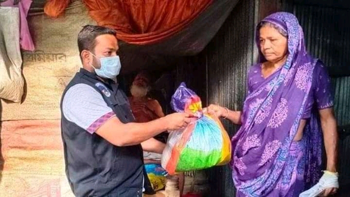 ৩৩৩ নম্বরে কল করলে বাড়িতে পোঁছে যাবে বেনাপোল পৌরসভার খাদ্য