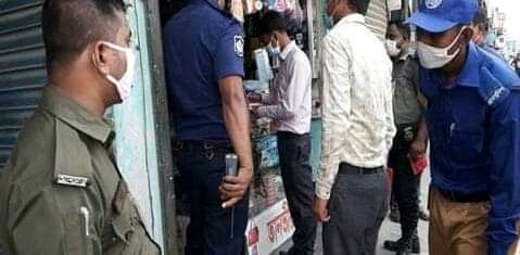 চৌগাছায় লকডাউন বিধি অমান্য করায় ব্যবসায়ীকে জরিমানা