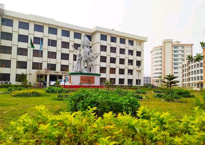 উদ্বোধন কালীন অস্থায়ী নামেই পড়ে আছে নোবিপ্রবির মুক্তিযুদ্ধ ভাষ্কর্য্য