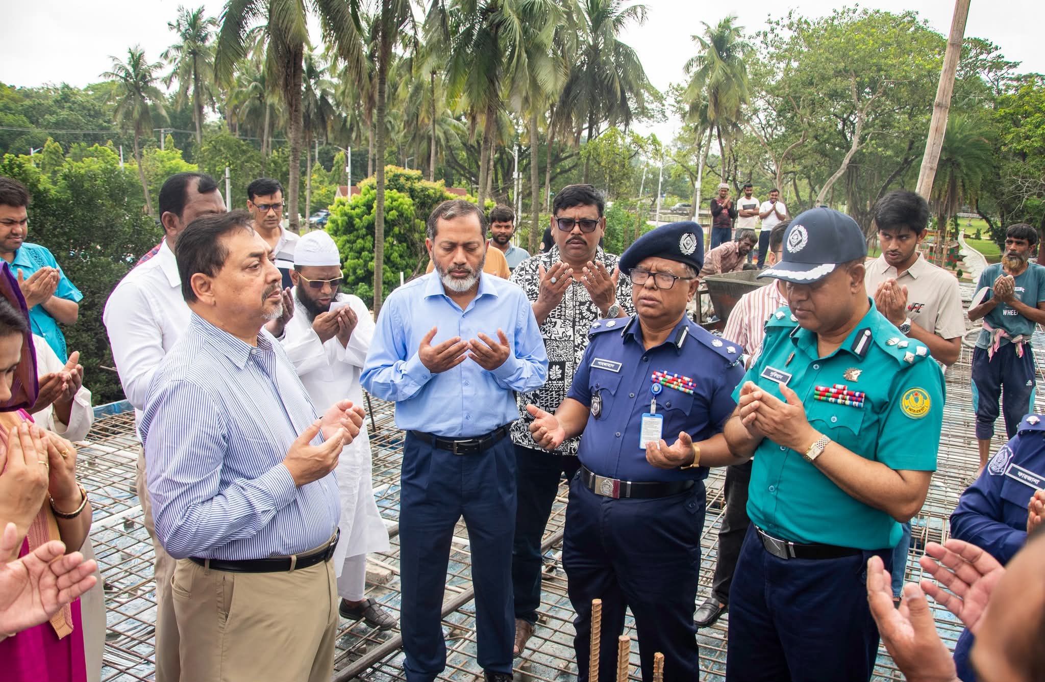রাজশাহী কেন্দ্রীয় উদ্যানে মসজিদের ছাদ ঢালাই উদ্বোধন করলেন নাসিমুল গণি 