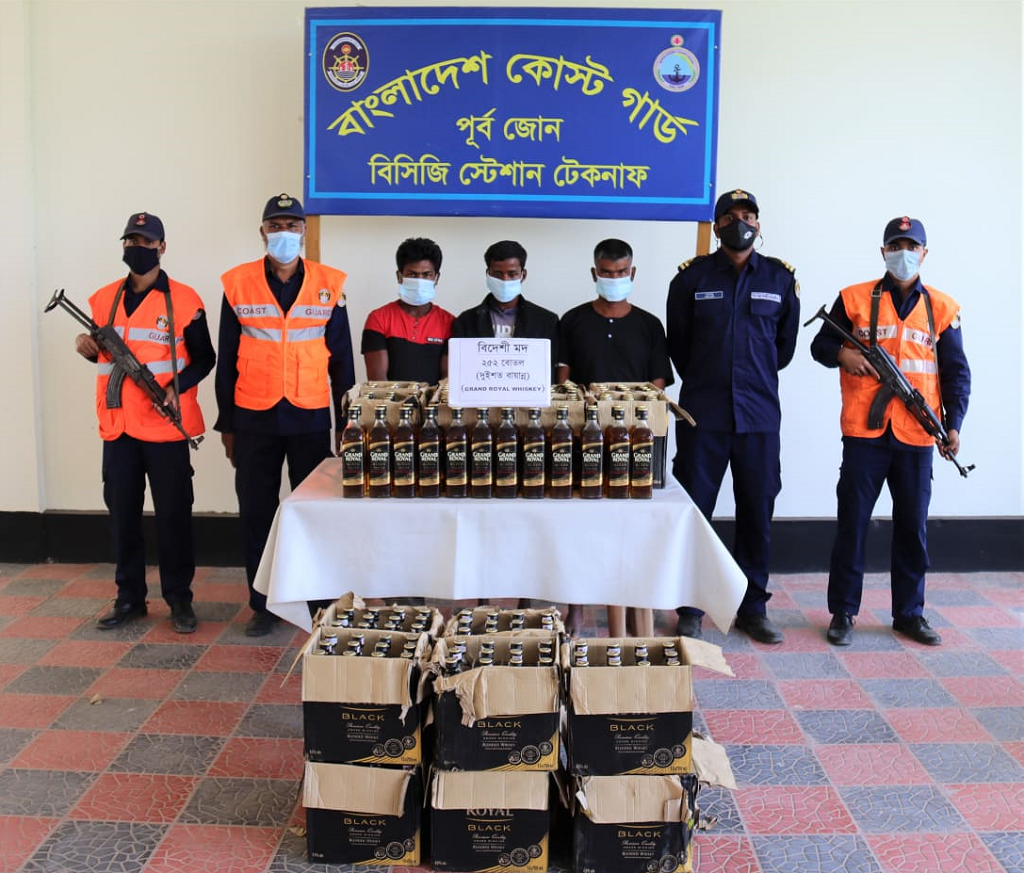 বিদেশী মদসহ ৩ পাচারকারী আটক