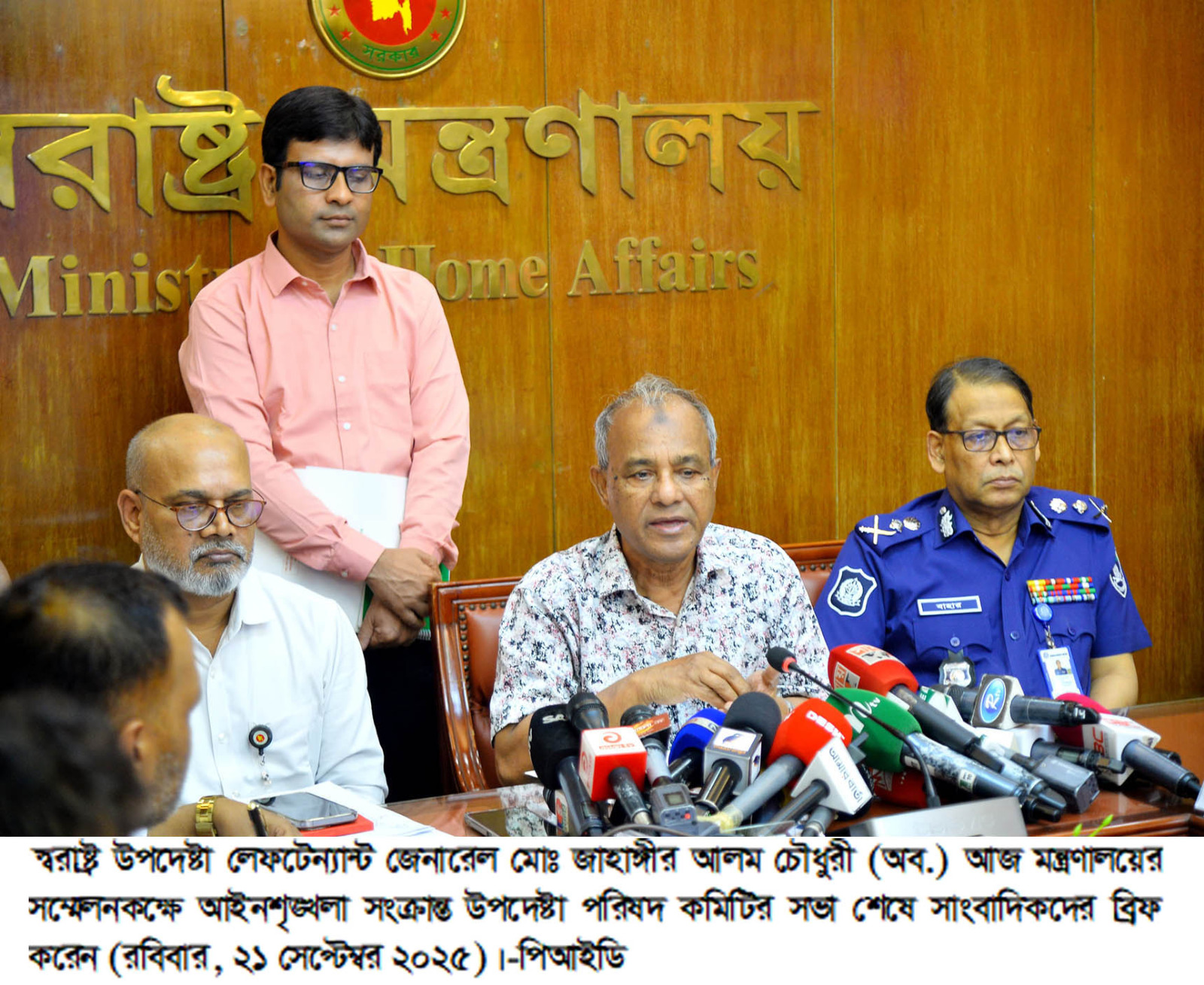 দুর্গাপূজা উপলক্ষ্যে ২৪ সেপ্টেম্বর থেকে আইনশৃঙ্খলা বাহিনী মাঠে থাকবে: স্বরাষ্ট্র উপদেষ্টা