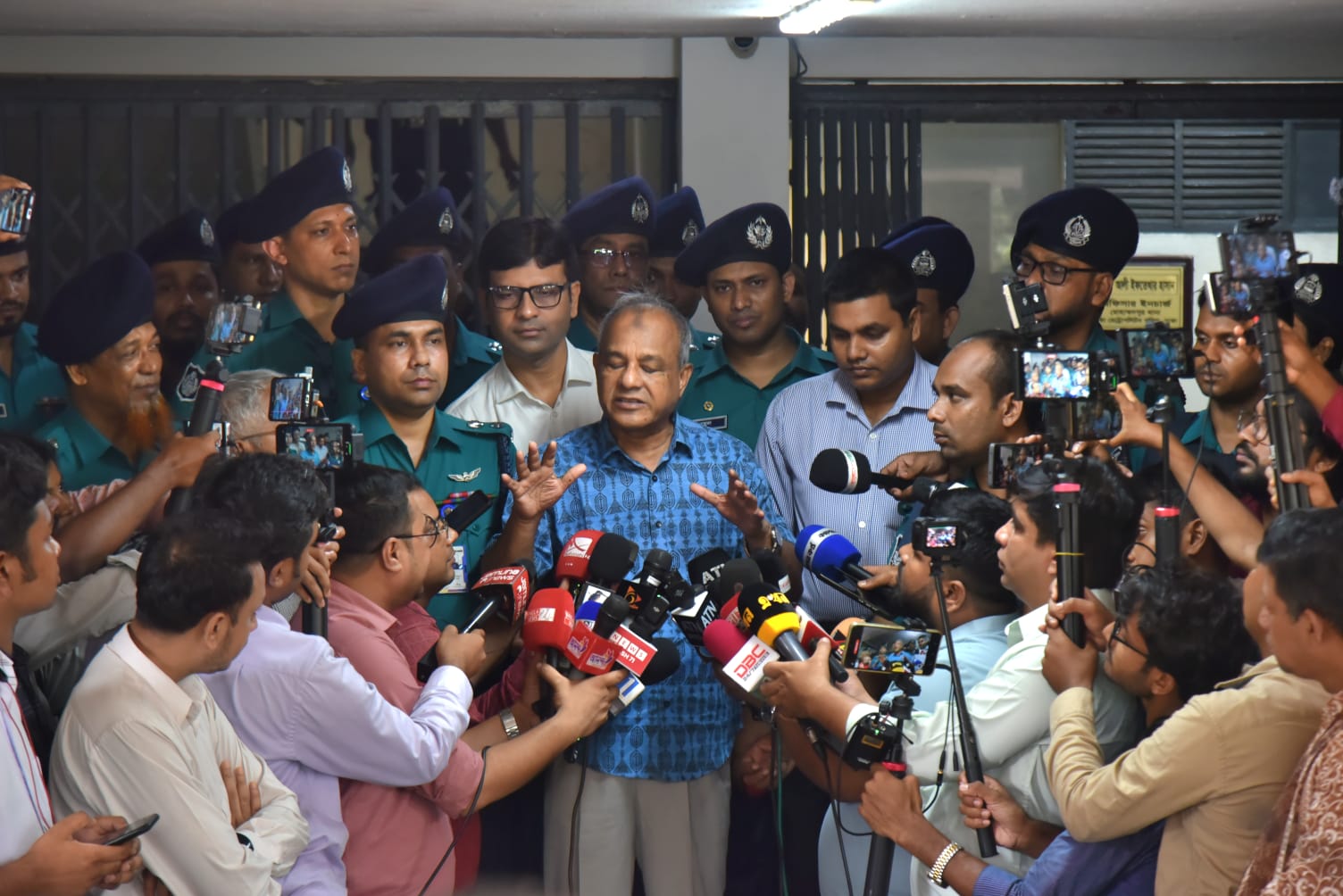 আওয়ামী লীগ অপকর্ম করতে চাইলে কোনভাবেই ছাড় দেয়া হবে না: স্বরাষ্ট্র উপদেষ্টা