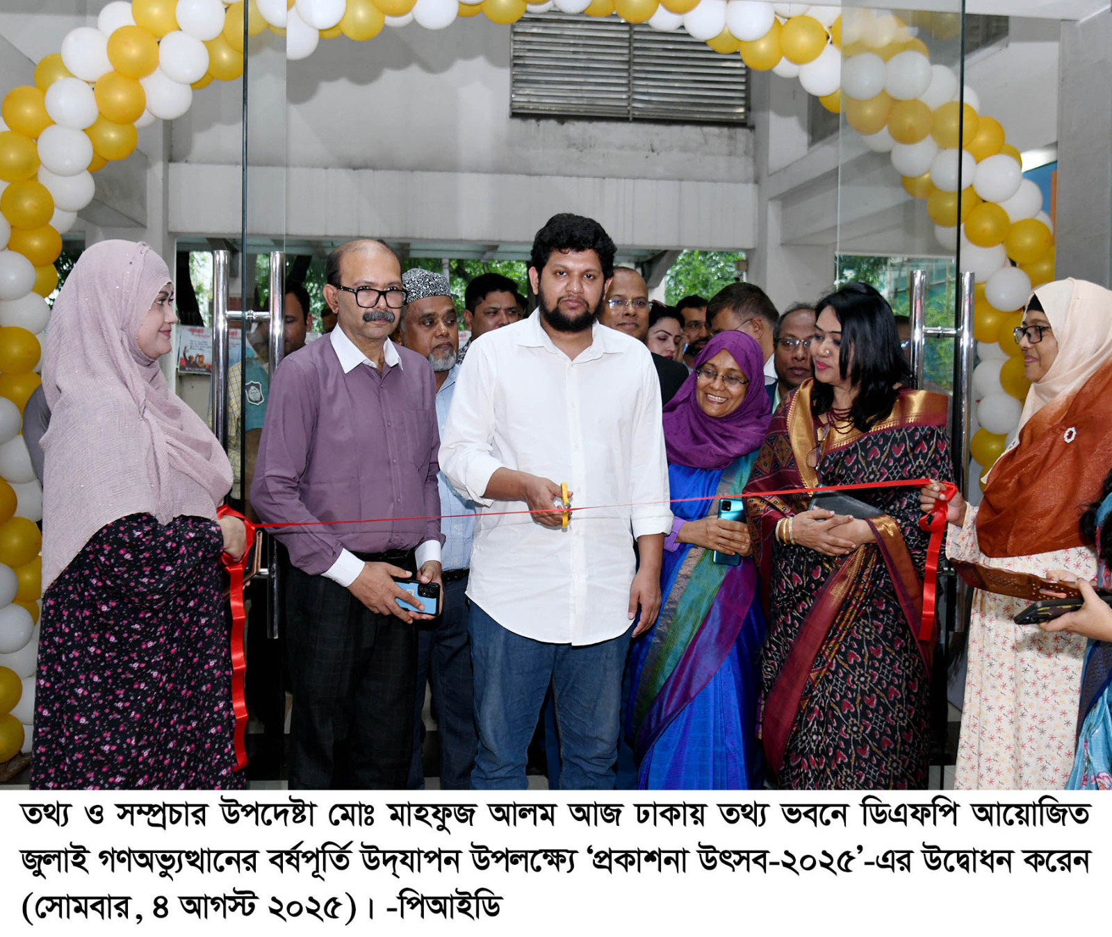 জুলাই গণঅভ্যুত্থানকে জনস্মৃতিতে রাখতে কাজ করছে মন্ত্রণালয়: উপদেষ্টা মাহফুজ