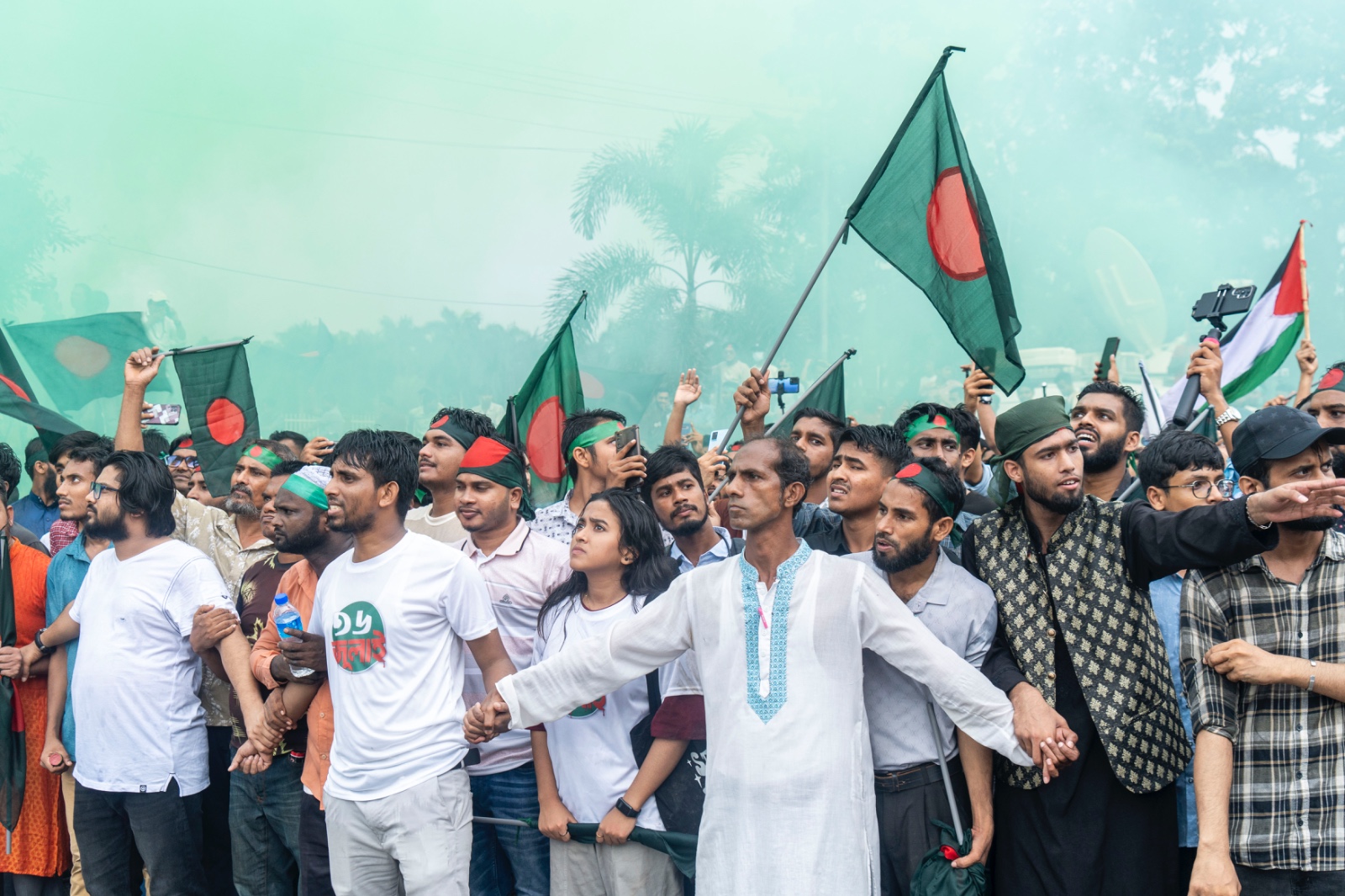 ৩৬ জুলাই উদযাপনে বৃষ্টি উপেক্ষা করে মানুষের ঢল 