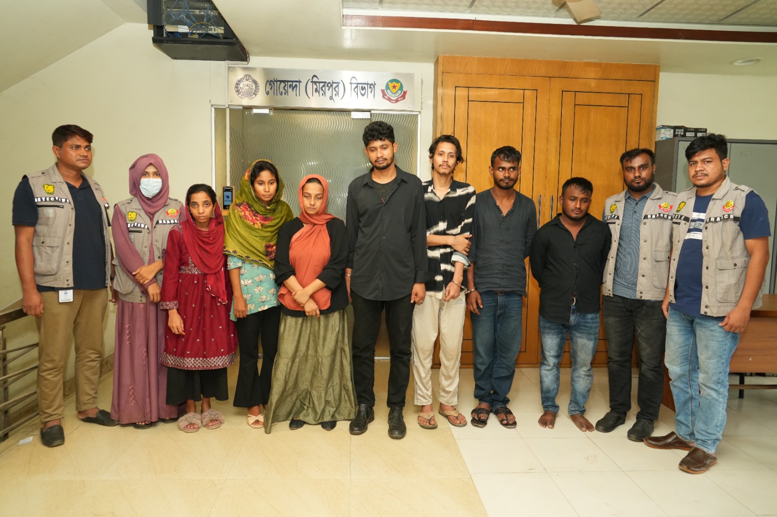 হানি ট্র্যাপ ও চাকরির প্রলোভন, প্রতারণার ঘটনায় গ্রেপ্তার ৭