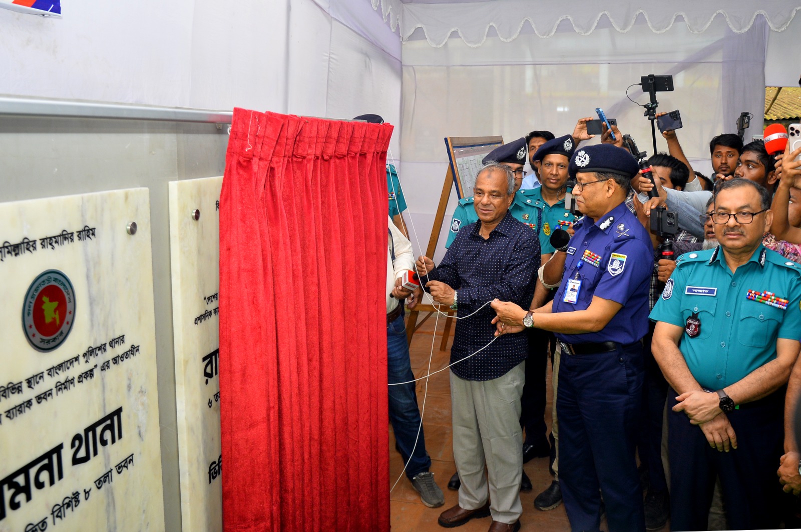 পুলিশের কর্মপরিবেশ ও বাসস্থান উন্নয়নে সরকার কাজ করছে: স্বরাষ্ট্র উপদেষ্টা