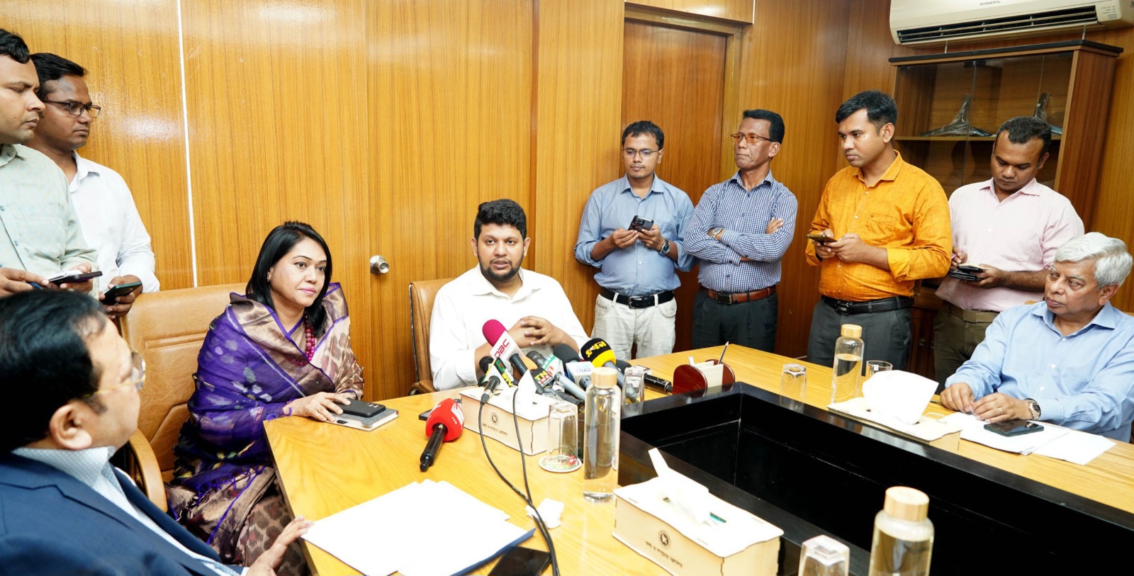 বেসরকারি টিভি চ্যানেলের আচরণবিধি প্রকাশ করতে তথ্য উপদেষ্টার আহ্বান