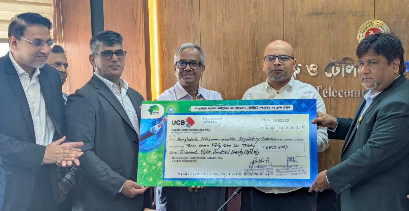 বিটিআরসিকে সামাজিক দায়বদ্ধতা তহবিল বাবদ চেক হস্তান্তর