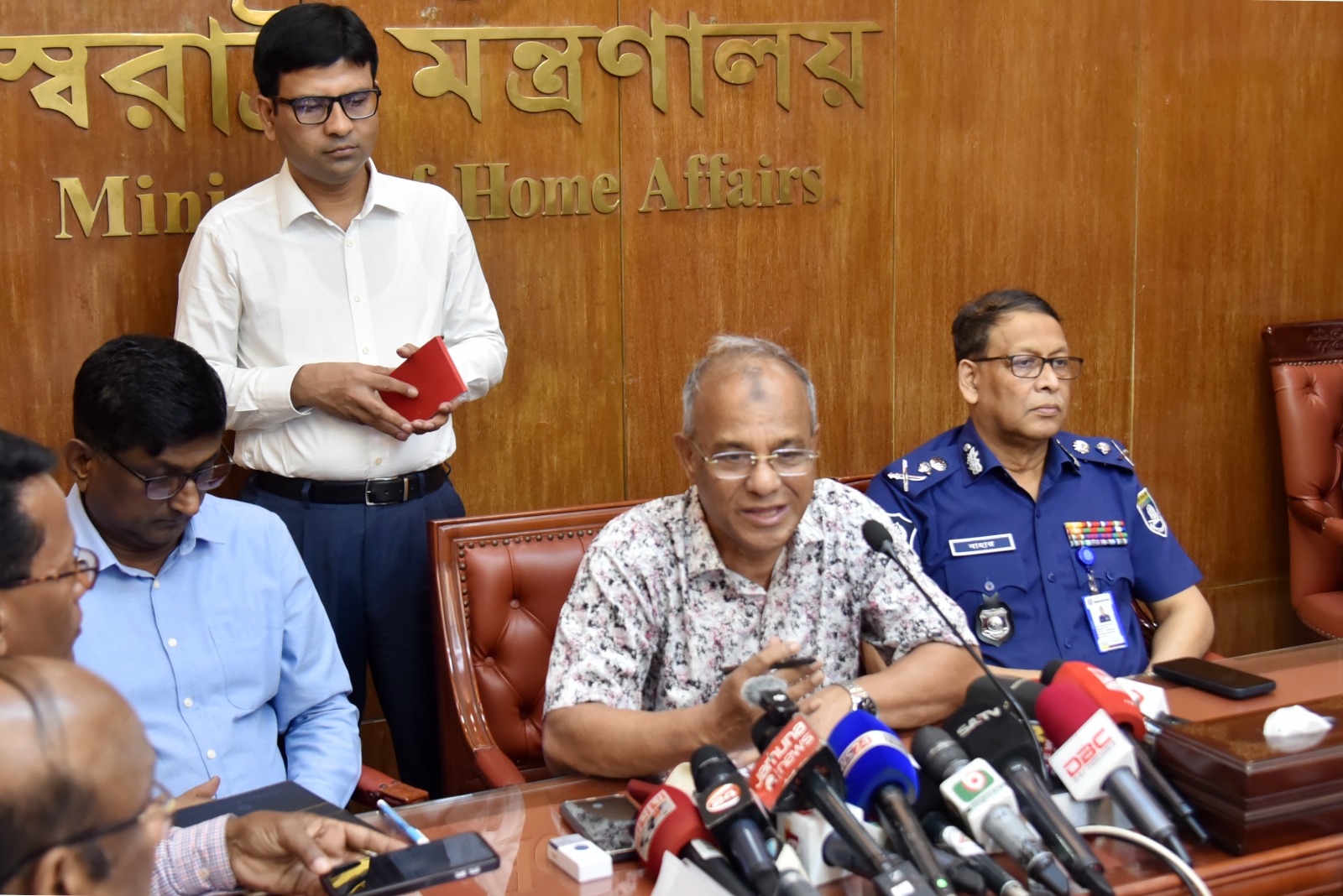 প্রবাসী শ্রমিকদের জন্য পাসপোর্ট ফি কমানো হবে- স্বরাষ্ট্র উপদেষ্টা