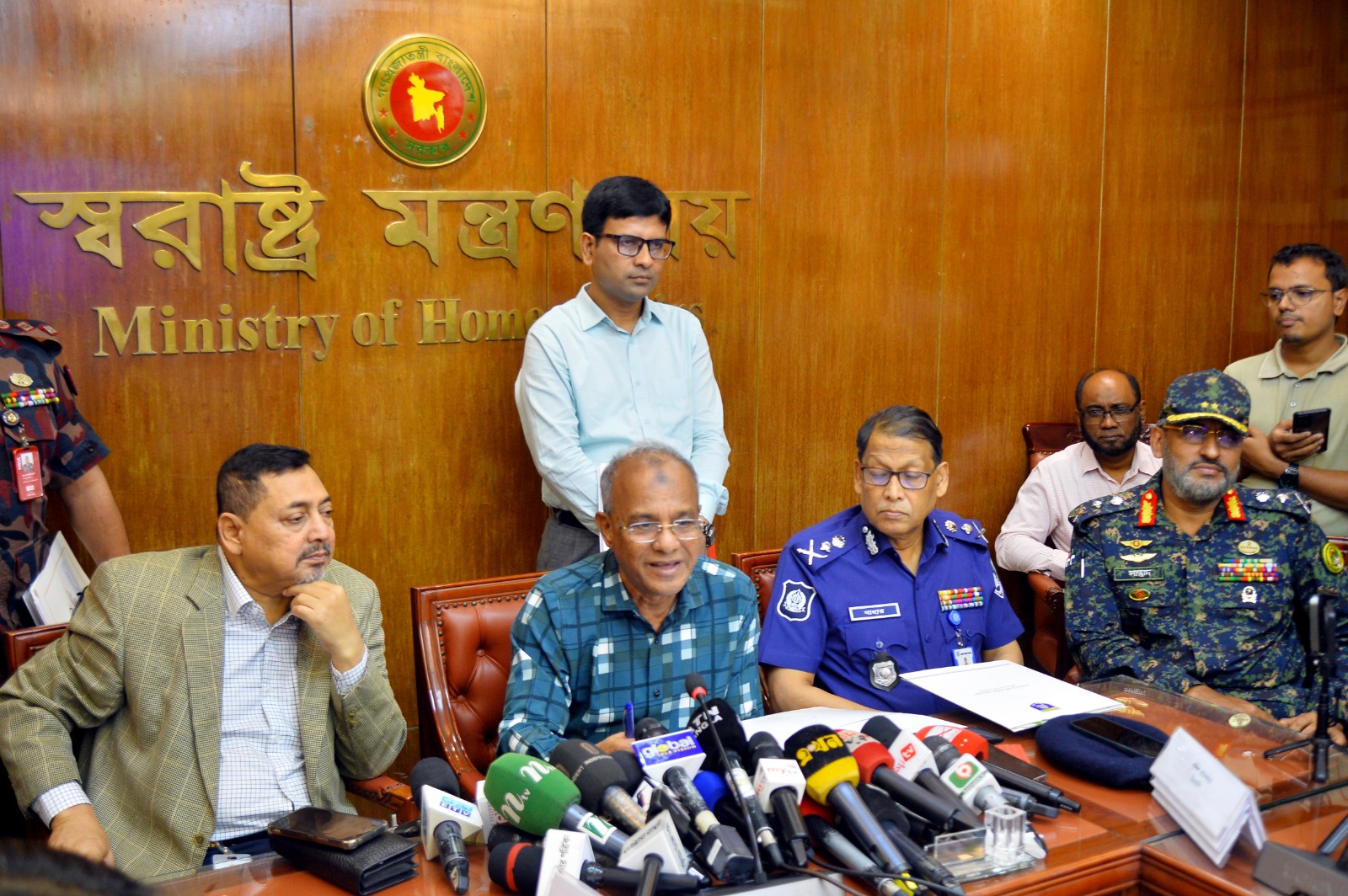 নির্বাচনের আগে গ্রাহক প্রতি মোবাইল সিমের সংখ্যা কমিয়ে আনা হবে: স্বরাষ্ট্র উপদেষ্টা 