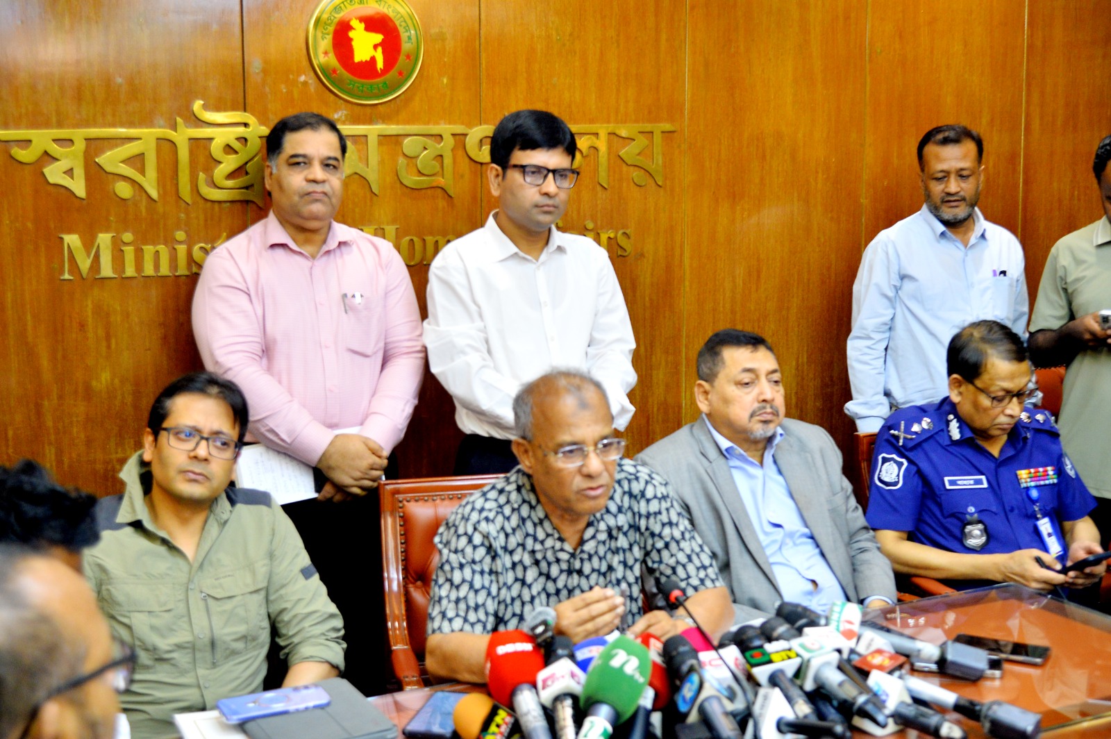 অবৈধ সুবিধা দিলেই পুলিশের বিরুদ্ধে ব্যবস্থা: স্বরাষ্ট্র উপদেষ্টা 