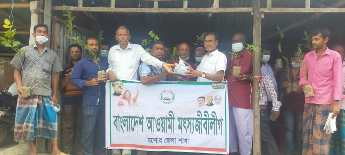 ঝিকরগাছায় মৎস্যজীবী লীগের গাছের চারা ও সুরক্ষা সামগ্রী বিতরণ