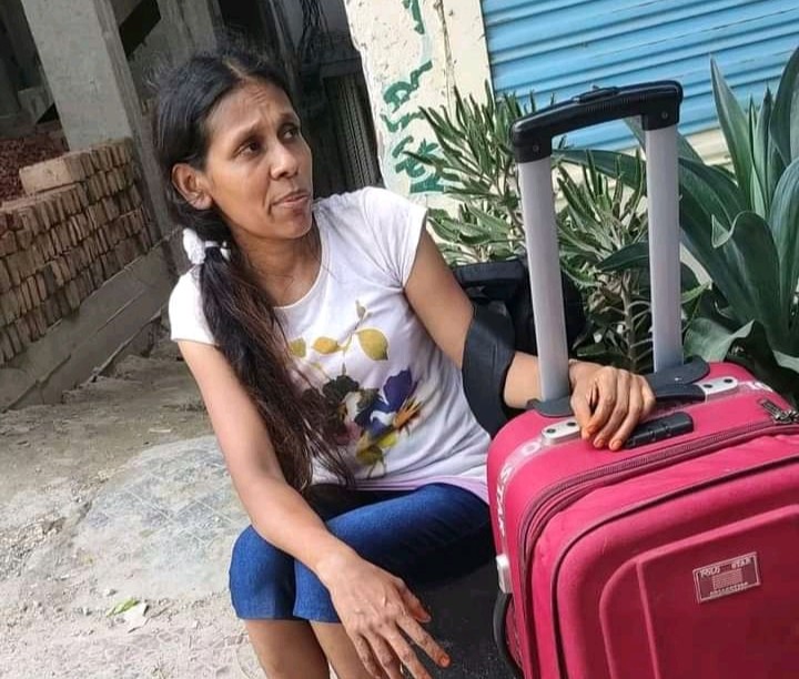 পাসপোর্ট ভিসা বাদে ভারতে প্রবেশের অপেক্ষায় এক নারী অর্থ কস্টে ফুটপাতে