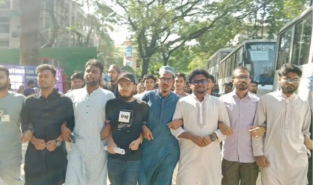 ইসকন নিষিদ্ধের দাবিতে জবিতে বিক্ষোভ মিছিল