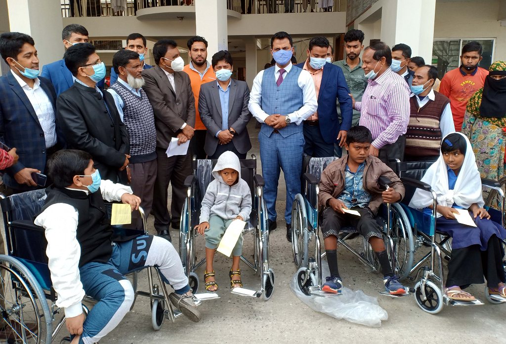 কোটালীপাড়ায় প্রতিবন্ধী শিক্ষার্থীদের মাঝে হুইল চেয়ার বিতরণ