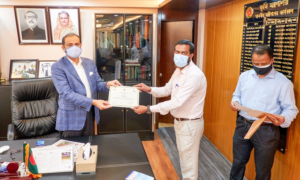 শুদ্ধাচার পুরস্কার পেলেন ভূমি মন্ত্রণালয়ের পাঁচজন