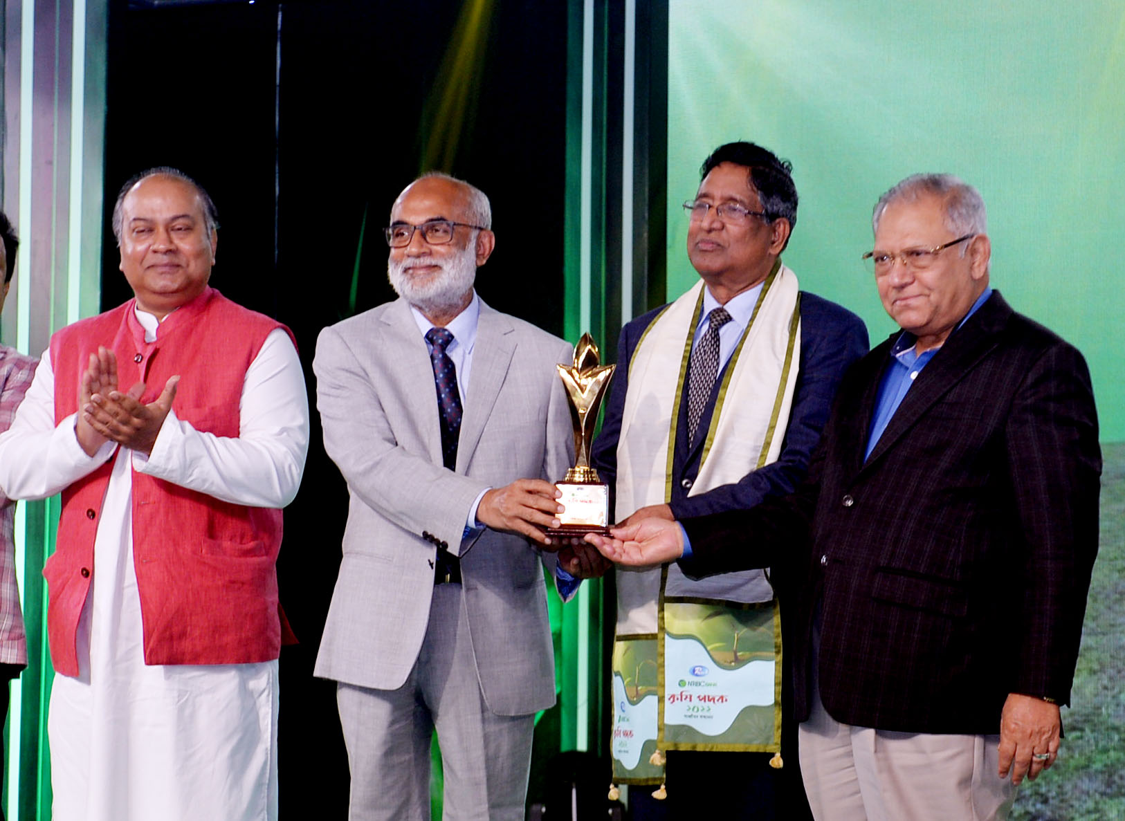 বাণিজ্যিক কৃষিতে তরুণদের এগিয়ে আসতে হবে: কৃষিমন্ত্রী