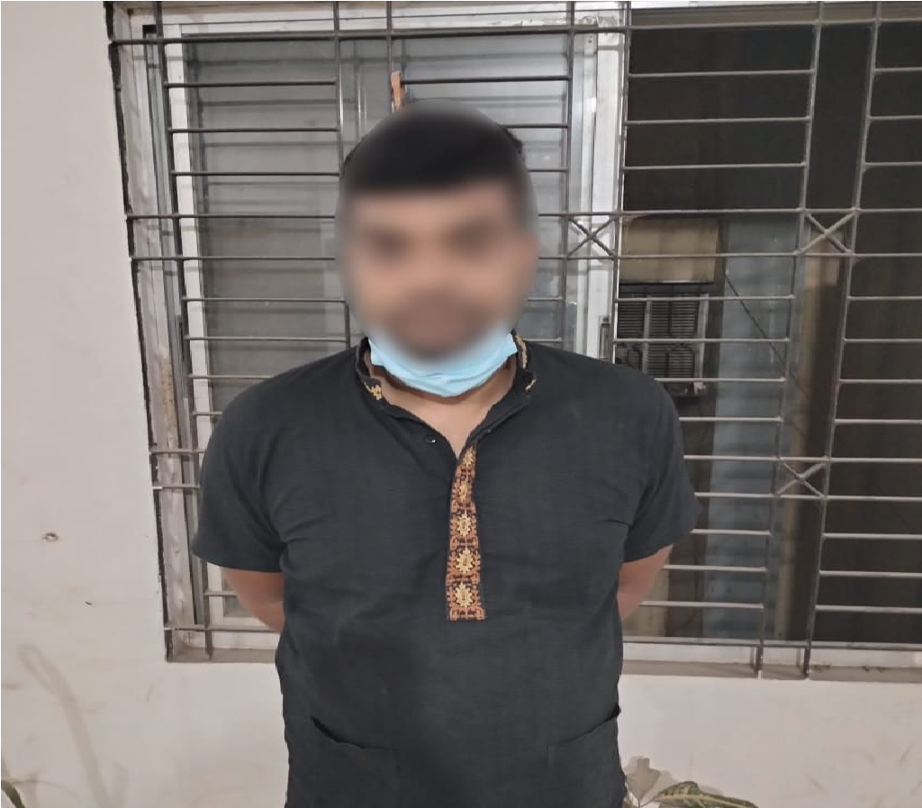 শিশুর বুকে লাথি মারায় এক ব্যক্তিকে গ্রেফতার করেছে পুলিশ