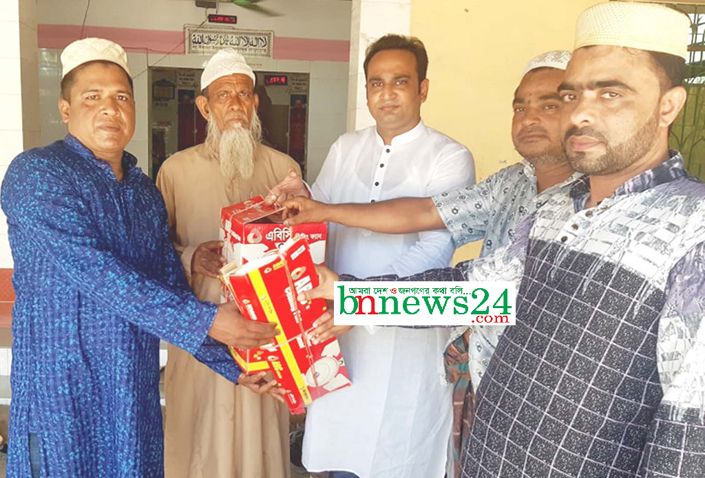 মণিরামপুরে মসজিদে সিলিং ফ্যান দিলেন সুমন দাস