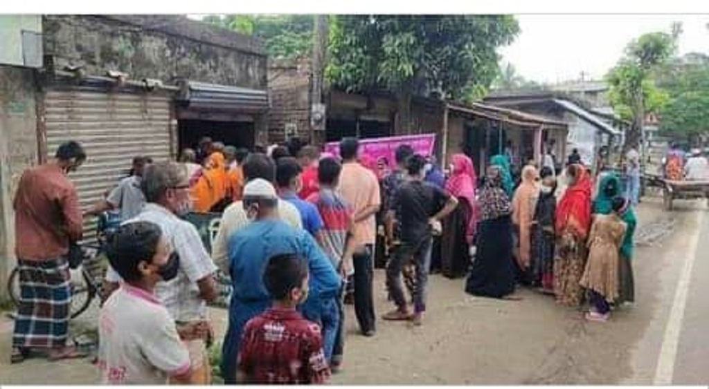 চৌগাছায় খোলা বাজারে চাল-আটা কিনতে উপচে পড়া ভিড়