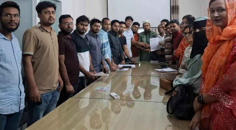 নির্বাচন ঘিরে জবিতে উত্তেজনা: ছাত্রদলের ১২ দফা দাবিতে স্মারকলিপি