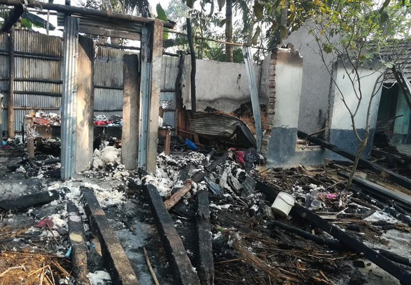 মণিরামপুরে বৈদ্যুতিক শর্টসার্কিটের ভষ্মিভুত বসতবাড়ি