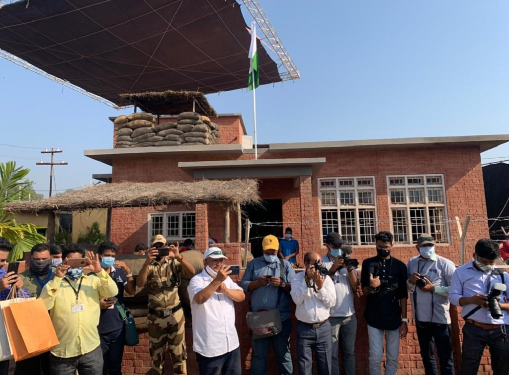 বঙ্গবন্ধু’ বায়োপিকের চিত্রায়ণ পরিদর্শনে মুম্বাইতে তথ্যমন্ত্রী