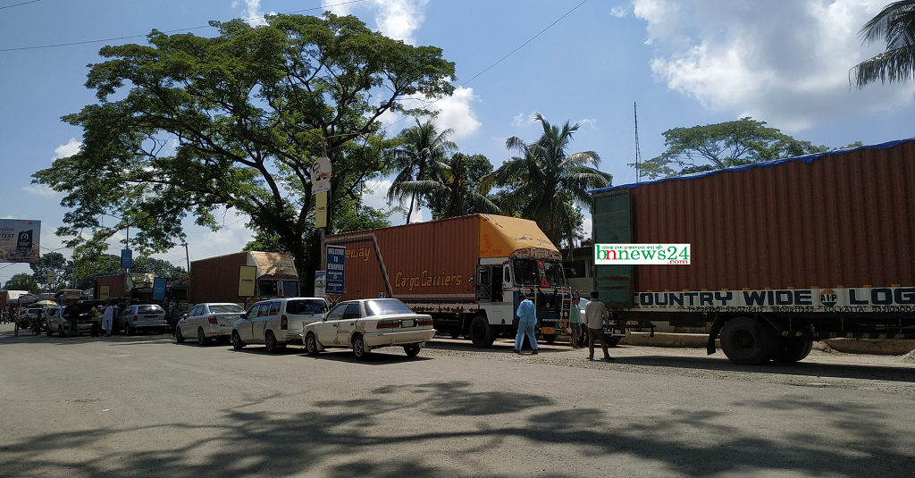 অ‌তি‌রিক্ত শুল্ক আদা‌য়ের অ‌ভি‌যো‌গে বেনা‌পোল বন্দর দি‌য়ে ফল আমদা‌নি বন্ধ