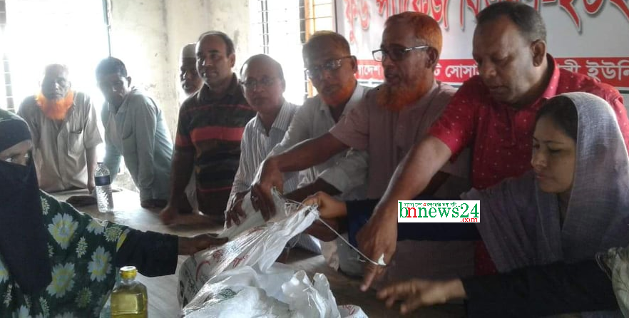 ঘূর্ণিঝড় আম্পানে ক্ষতিগ্রস্ত পরিবারের মাঝে রেডক্রিসেন্ট সোসাইটির ত্রাণ বিতরণ