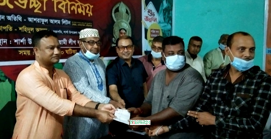 শার্শায় ২৬ পূজা মন্ডপে মেয়র লিটনের অনুদান