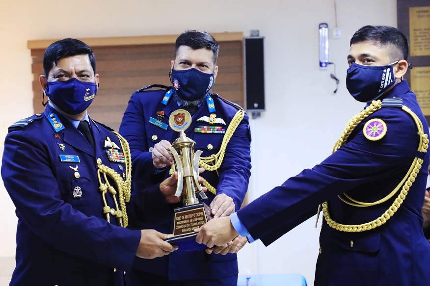 বিমান বাহিনীর জুনিয়র কমান্ড ও স্টাফ কোর্সের সনদপত্র বিতরণ