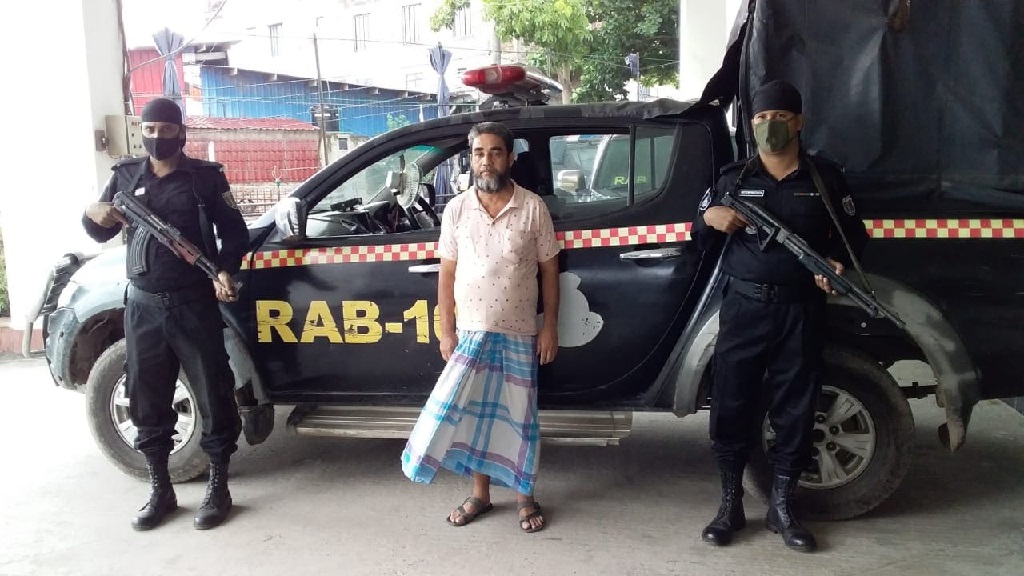 রাজধানীতে বিদেশী ঔষধসহ এক চোরাকারবারি আটক
