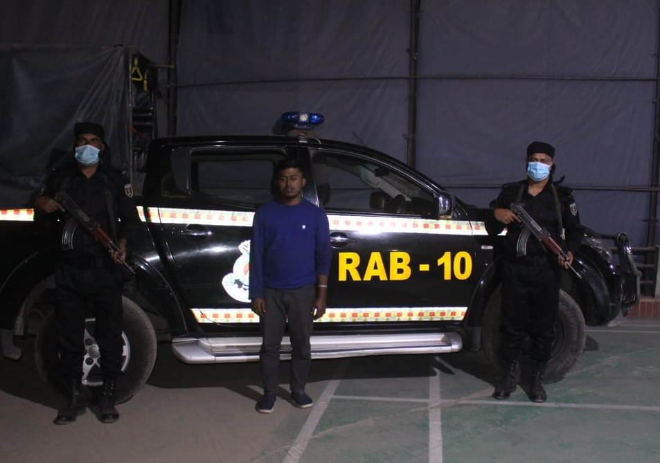 রাজধানীতে ফেনসিডিল ও ইয়াবাসহ মাদক ব্যবসায়ী আটক