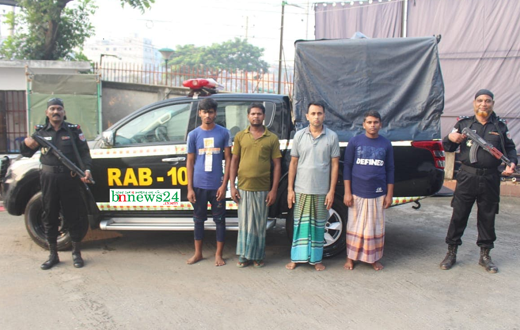 রাজধানীতে ফেনসিডিলসহ ৪ মাদক ব্যবসায়ীকে আটক করেছে র‌্যাব