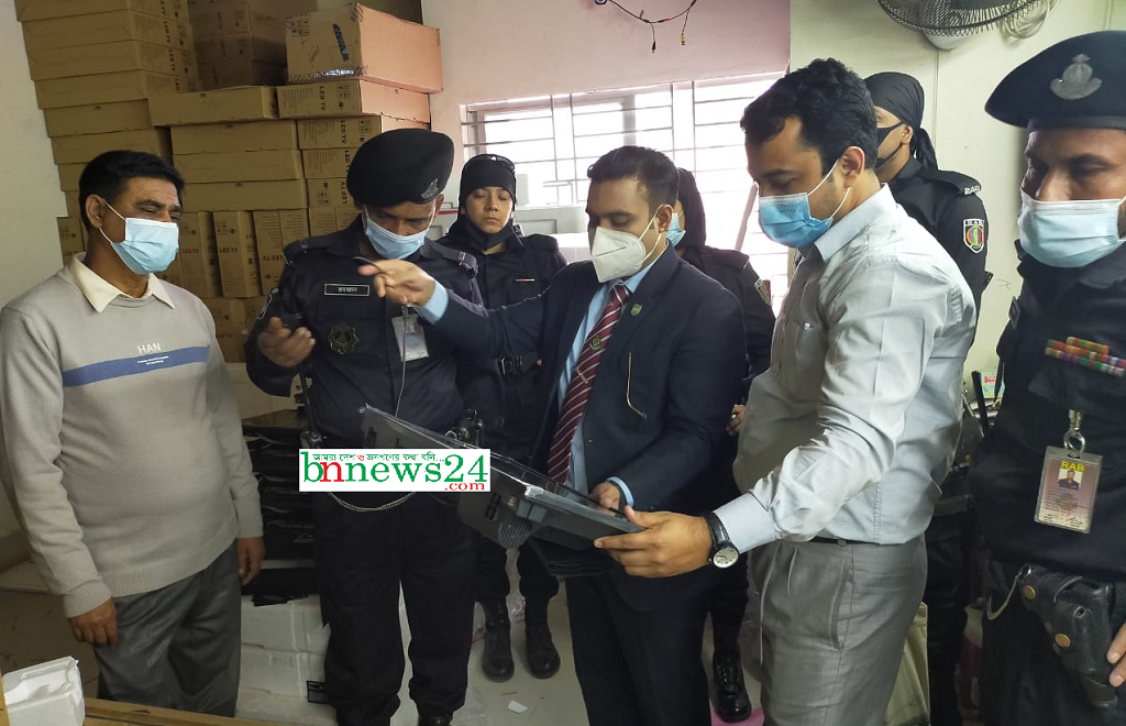ভূয়া ব্রান্ডের টিভি তৈরী ও বাজারজাত করণের দায়ে র‌্যাবের হাতে মালিক